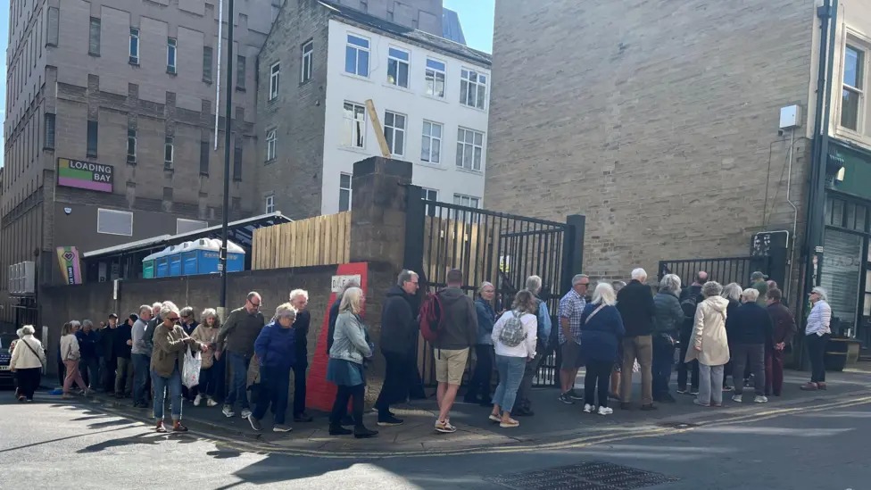 Extraordinary Portraits: Visitors queue around block to see TV portraits